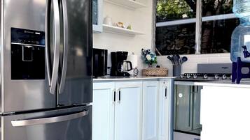 Frigorífico, microondas, horno y placa de cocina