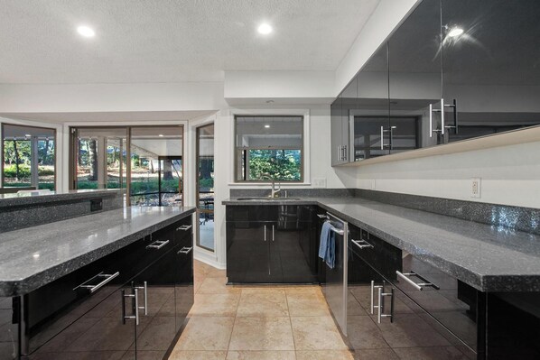 Fridge, microwave, oven, stovetop - Peaceful 3-bedroom House in DeLand Close to Everything but Quiet and Spacious! (DeLand)