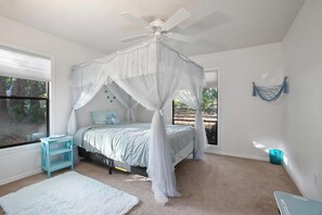 3 bedrooms, desk, WiFi, bed sheets
