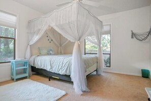 3 bedrooms, desk, WiFi, bed sheets - Peaceful 3-bedroom House in DeLand Close to Everything but Quiet and Spacious! (DeLand)