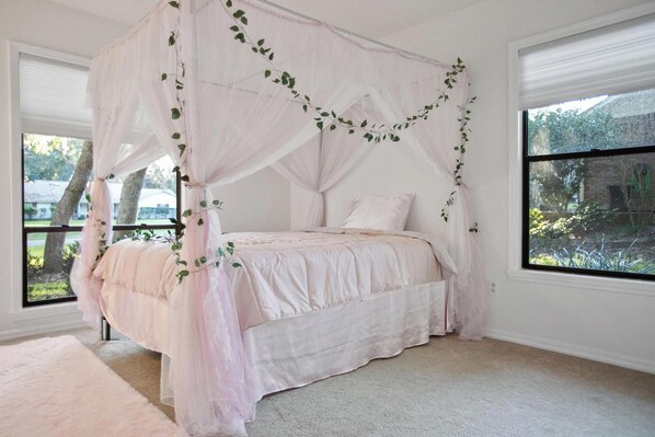 3 bedrooms, desk, WiFi, bed sheets