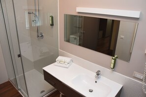 Dusche, Haartrockner, Bidet, Handtücher