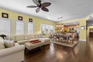 Condo, várias camas (Atlantic Villas 103) | Área de estar