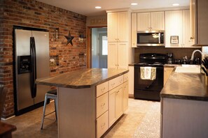 Fridge, microwave, oven, stovetop - Clean. Private. Beautiful.
Incredibly Clean FarmYard Only Minutes from La Grande (La Grande)