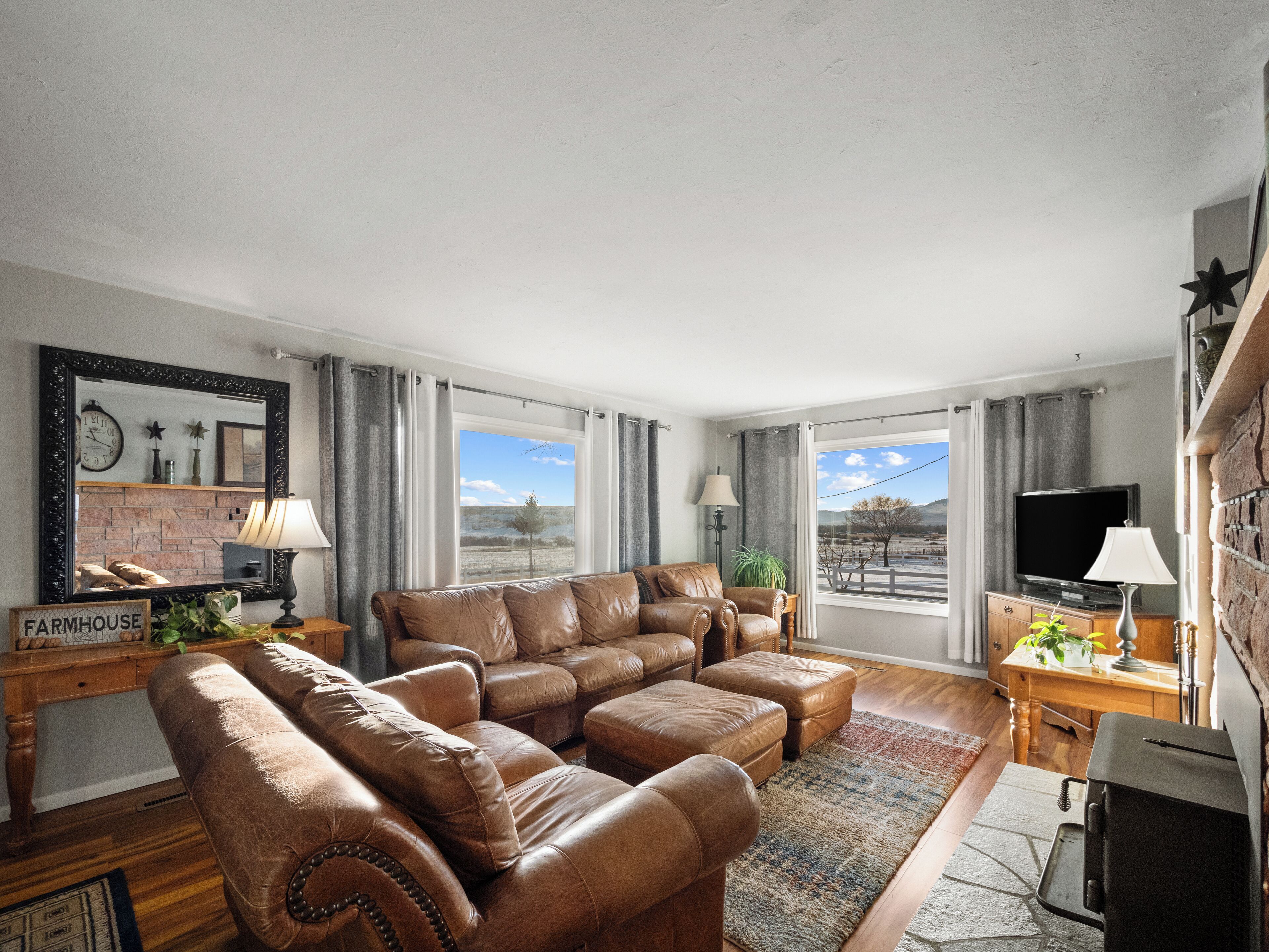 Smart TV, fireplace, books, stereo