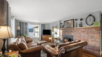 TV connectée, cheminée, livres, chaßne hi-fi