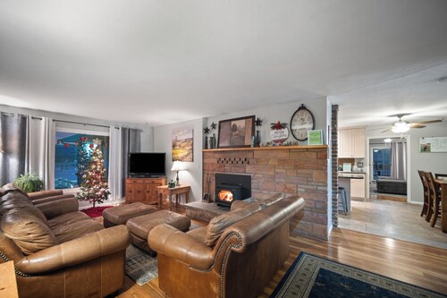 The FarmYard. Private 39-Acre Farmhouse with Views, Wildlife & Space to Unwind