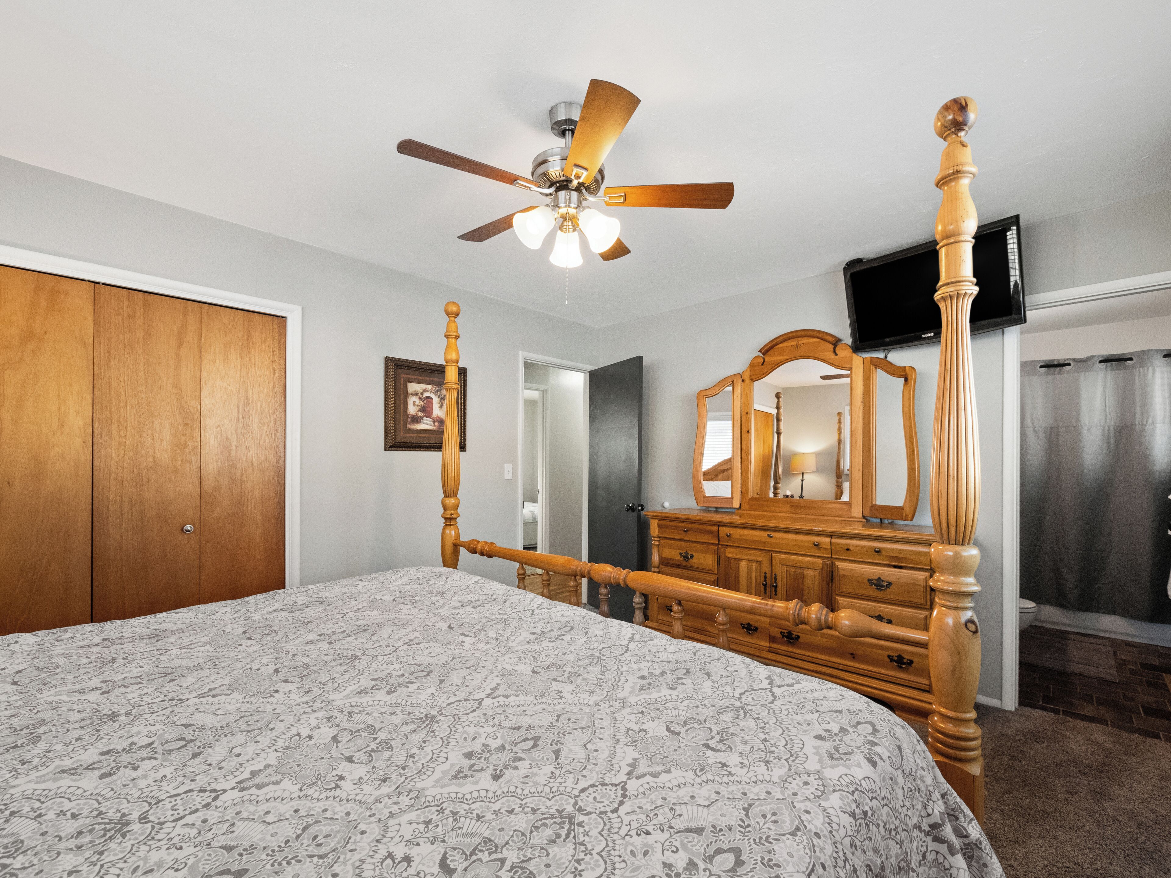 4 عدّة غرف نوم ومكواة/لوح كي وسرير سفر وواي فاي مجانًا