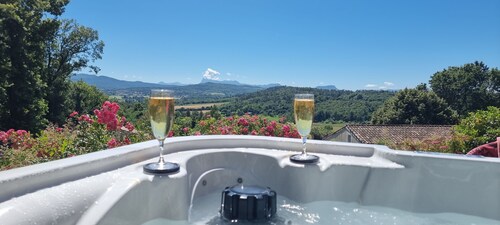Romantic 2* getaway with private Jacuzzi and breathtaking views