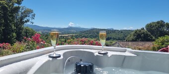 Romantic 2* getaway with private Jacuzzi and breathtaking views