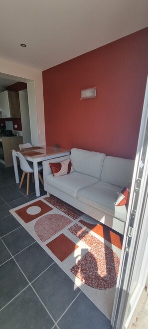 Smart TV, books - Romantic 2* getaway with private Jacuzzi and breathtaking views (Étoile-sur-Rhône)