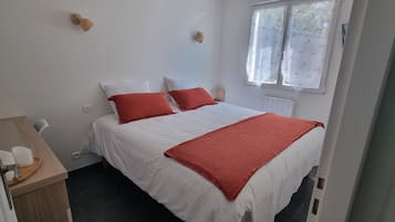 1 bedroom, desk, free WiFi, bed sheets