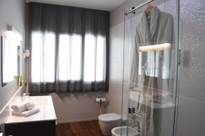 Douche, sèche-cheveux, bidet, serviettes fournies