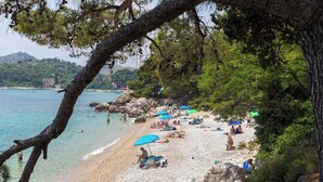 A beach with clear water, people sunbathing, and umbrellas. - Nedia Retreat - Private Pool & Stunning Sea View (Mlini)