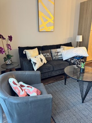 Living area - Last Minute Deals New Austin close University of Texas wine chiller near Domain (Austin)