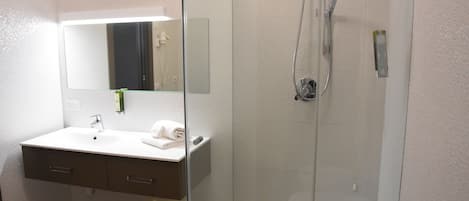 Dusche, Haartrockner, Bidet, Handtücher