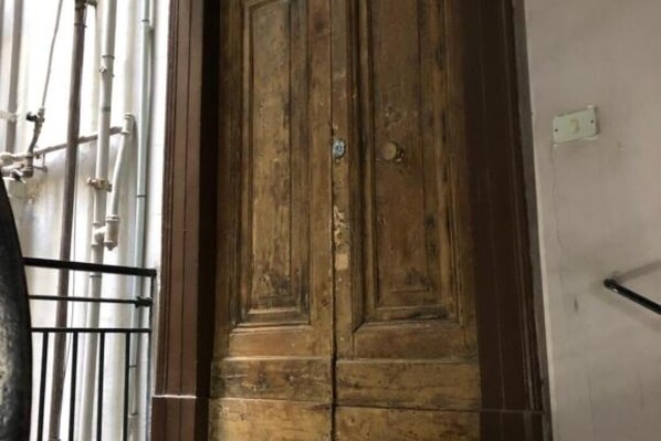 Interior - aKome of Flock: oTufo Room DeLuxe (Napoli)