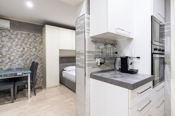 Departamento | Cocina privada | Cafetera de espresso, tetera eléctrica y comedor 
