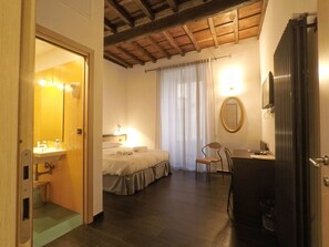 Comfort-Doppel- oder -Zweibettzimmer | Schreibtisch, laptopgeeigneter Arbeitsplatz, Bügeleisen/Bügelbrett