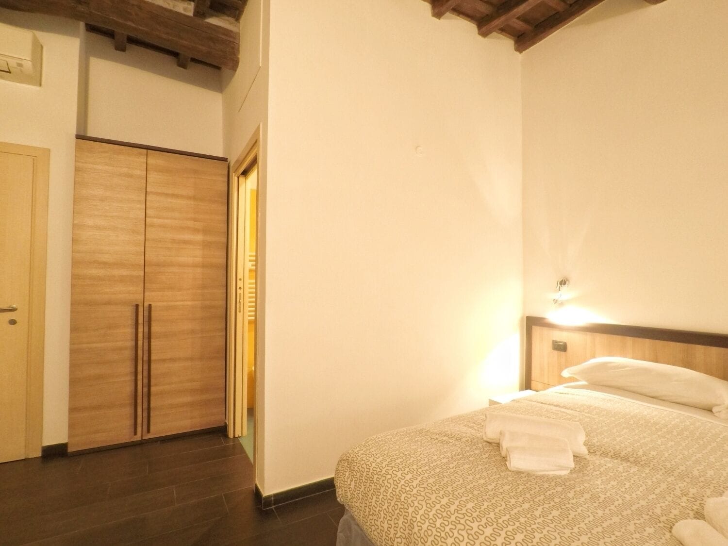 Habitación Confort con 1 cama doble o 2 individuales | Escritorio y espacio para trabajar con un portátil