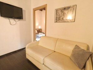 Comfort Suite, City View | Living area