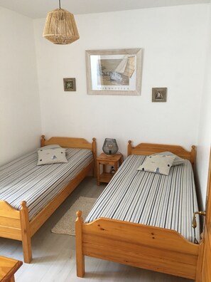 2 Schlafzimmer, Bügeleisen/Bügelbrett