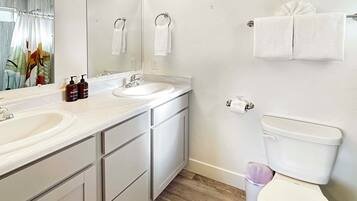 Een haardroger, handdoeken