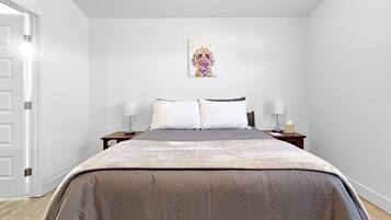 3 slaapkamers, een bureau, een strijkplank/strijkijzer, reisbedje