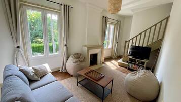 Smart TV, DVD player, ping pong, books