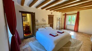 3 bedrooms, desk, iron/ironing board, travel cot