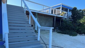 Una escalera que conduce a un edificio de fachada azul.