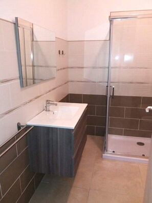 Douche, sĂšche-cheveux, bidet, serviettes fournies
