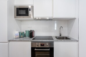 Frigorifero, microonde, macchina per tè/caffè, tostapane