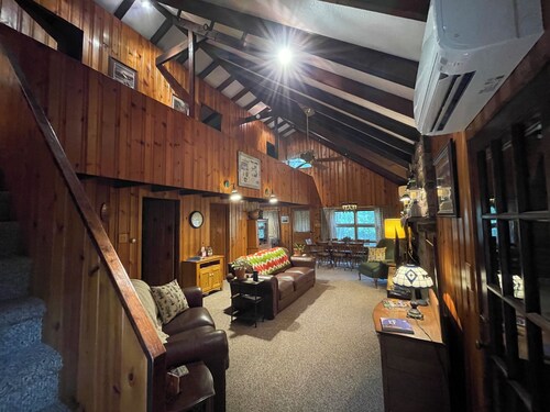 Roomy, Rustic Cabin-4BR, Modern Amenities-Rothrock St Forest near State College