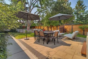 Outdoor dining - NEW Old Southwest Gem, Patio, Grill, Smart TV, 2 Desks + Fitness Equipment
(Reno)