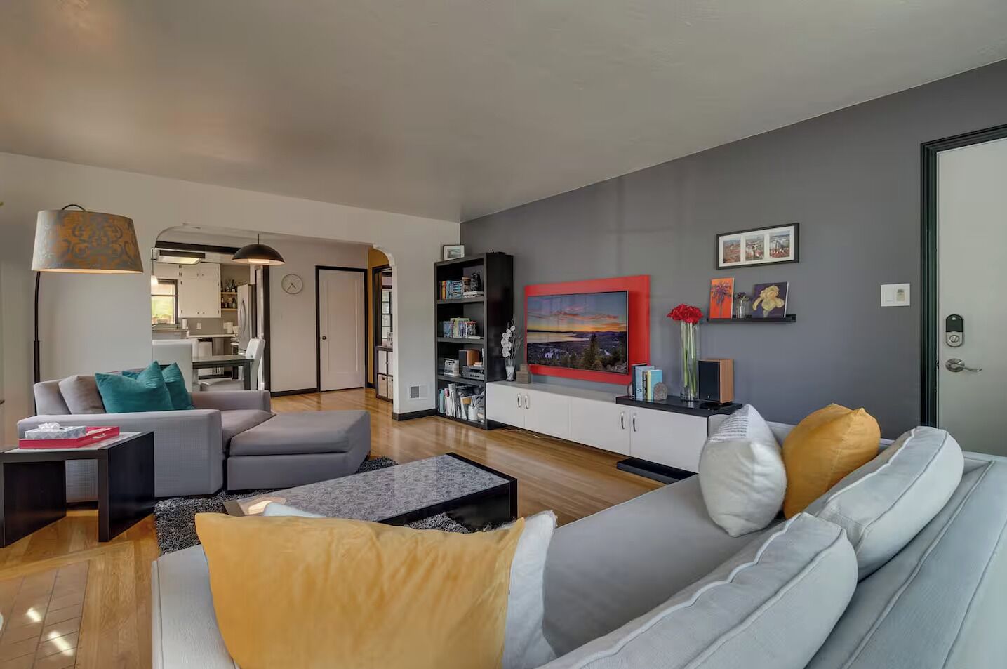 Smart-TV, bøker og PC-skjermer