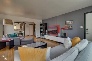 Smart TV, books, computer monitors - NEW Old Southwest Gem, Patio, Grill, Smart TV, 2 Desks + Fitness Equipment
(Reno)