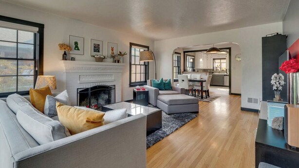 Smart TV, books, computer monitors - NEW Old Southwest Gem, Patio, Grill, Smart TV, 2 Desks + Fitness Equipment

 (Reno)