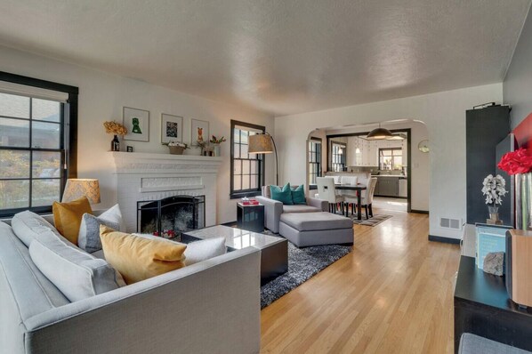 Smart TV, books, computer monitors - NEW Old Southwest Gem, Patio, Grill, Smart TV, 2 Desks + Fitness Equipment
(Reno)