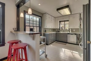 Fridge, microwave, oven, stovetop - NEW Old Southwest Gem, Patio, Grill, Smart TV, 2 Desks + Fitness Equipment

 (Reno)