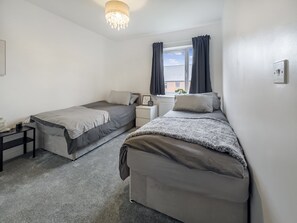 4 bedrooms, free WiFi, bed sheets - Sleeps 8 With Garden and Pet Friendly (Ashford)