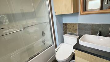 SĂšche-cheveux, bidet, serviettes fournies, savon