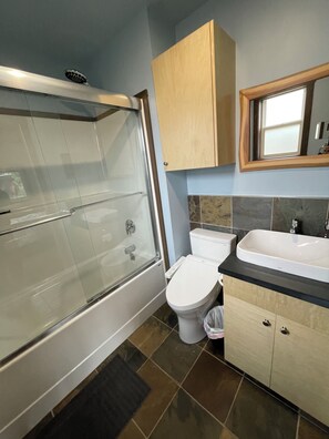 Een haardroger, een bidet, handdoeken, zeep