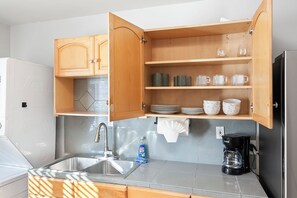 Private kitchen - Charming 2-bedroom townhome with WiFi, AC in wonderful San Diego (San Diego)