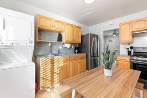 Private kitchen - Charming 2-bedroom townhome with WiFi, AC in wonderful San Diego (San Diego)