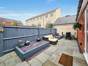 Outdoor dining - Blue Garden Retreat by Fortuna Property, The Blue Garden Retreat (Cheltenham)