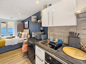 Fridge, microwave, oven, stovetop - Blue Garden Retreat by Fortuna Property, The Blue Garden Retreat (Cheltenham)