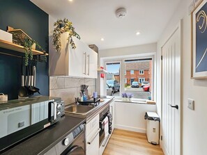 Fridge, microwave, oven, stovetop - Blue Garden Retreat by Fortuna Property, The Blue Garden Retreat (Cheltenham)