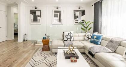 Charming 4-bedroom bungalow with Pool in soothing Mississauga