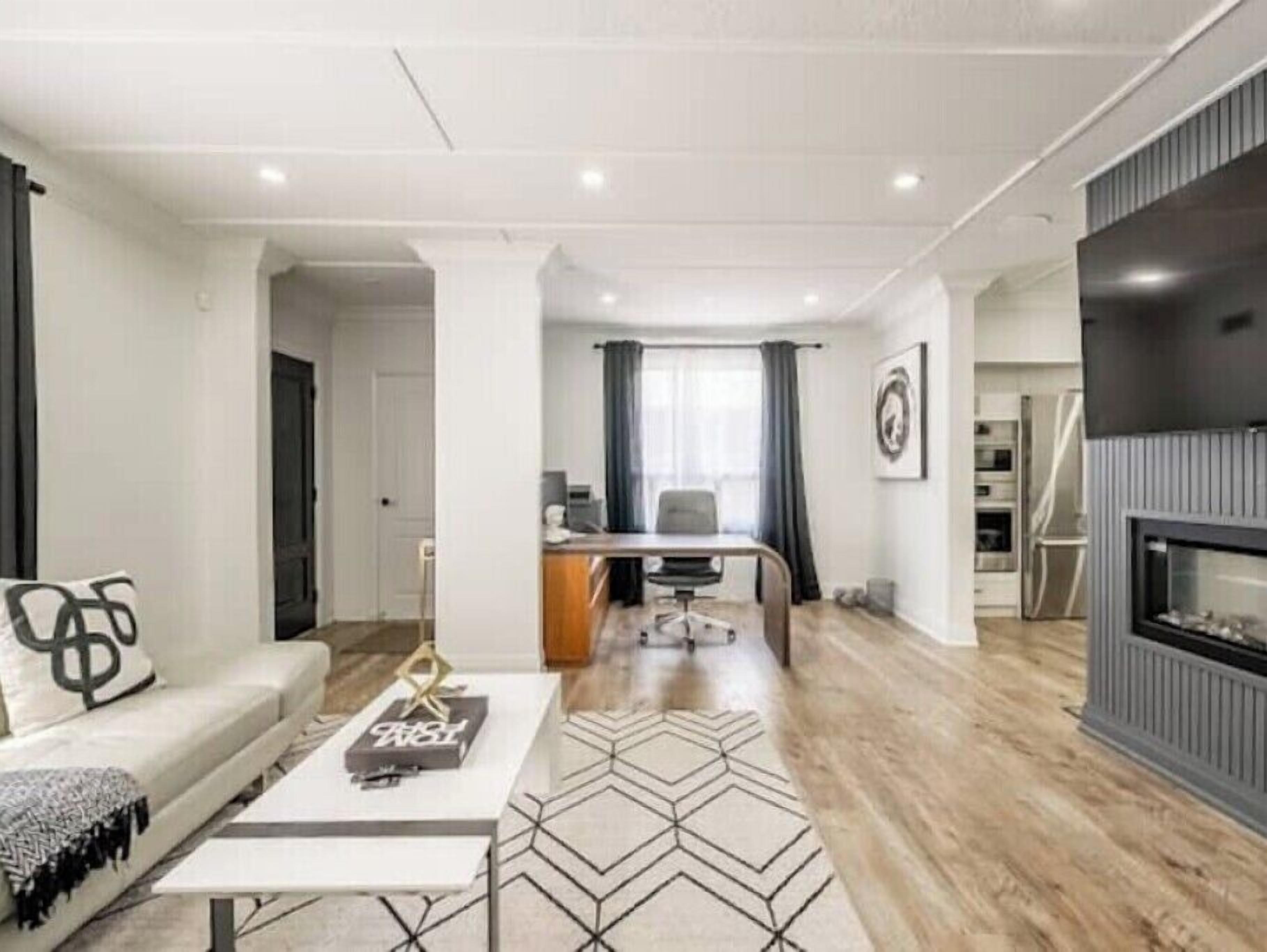 Una sala de estar moderna con un sofá, una mesa de centro y una chimenea.